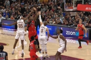 太激進(jìn)了哥！騎士湯姆林剩0.4秒對(duì)巴雷特犯規(guī) 12分鐘已經(jīng)5犯...