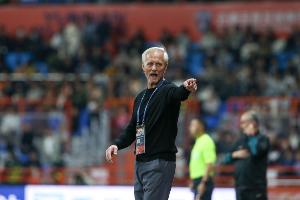 足球報：處子賽季鎖定中超前八，玉昆主帥安德森感謝云南球迷