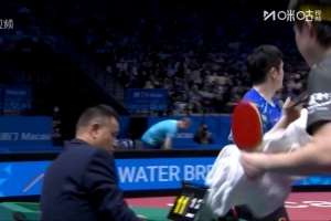 太激烈了！前四局戰(zhàn)成2-2，王楚欽、樊振東在局間都更換了球衣