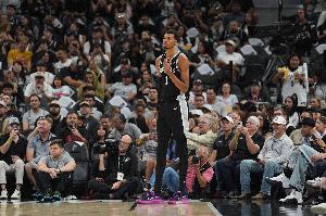 文班前11場(chǎng)拿到40封蓋40助！上一個(gè)如此快做到的是大衛(wèi)·羅賓遜