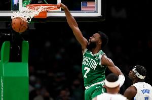 杰倫·布朗中距離命中數(shù)領(lǐng)先全聯(lián)盟！中投命中率達(dá)53.2%！