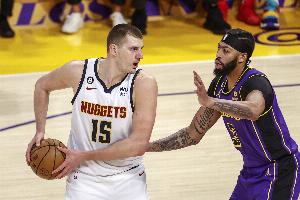 名記：濃眉希望湖人補強中鋒保護(hù)自己的健康 球隊想保留未來資產(chǎn)