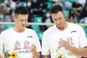 周鵬：一直有和易建聯(lián)溝通和聯(lián)系 大哥永遠是大哥 他現(xiàn)在挺好的