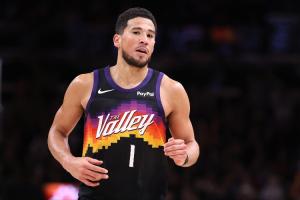 美記：太陽隊(duì)沒有傳統(tǒng)控衛(wèi)也能運(yùn)轉(zhuǎn)很好 布克回到了幾年前的狀態(tài)