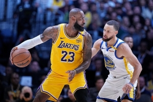 詹姆斯職業(yè)生涯為何如此長久？奧尼爾：現在NBA對抗少 他也很自律