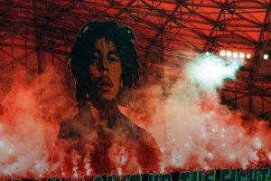 球迷燃放煙花違規(guī)！馬賽被罰款7萬余歐元+部分看臺關(guān)閉但緩期執(zhí)行