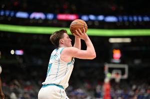 沒手感！克尼佩爾半場(chǎng)8投2中僅得5分2助 正負(fù)值-9暫為全隊(duì)最低