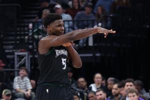 大陀螺！愛德華茲拿球連續(xù)轉身 晃開防守上籃打中