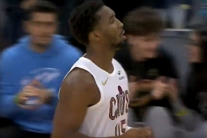 還得球星站出來(lái)解決問(wèn)題！米切爾干拔三分+妙傳隊(duì)友帶隊(duì)反超！