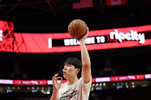 軸心腳沒站穩(wěn)！楊瀚森連續(xù)轉(zhuǎn)身勾手命中 但被吹走步進(jìn)球無效