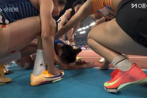 太不容易了！34歲老將韋永麗全運(yùn)會女子100米摘銀，跪地痛哭