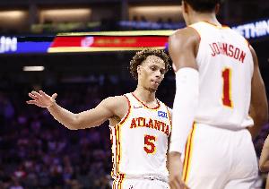 強(qiáng)盜??！丹尼爾斯手中生搶斷球助約翰遜反擊空接得分