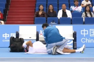 全運會網(wǎng)球男單1/4決賽：商竣程一度申請醫(yī)療暫停，首盤3-6小布