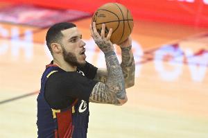 除了三分都挺好！朗佐·鮑爾8中2得6分5板5助2斷 三分6中1