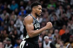 主將先后發(fā)力！首節(jié)字母哥11分3板4助對(duì)飚米切爾14分2助