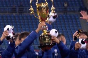 頒獎儀式：韓國隊舉起本屆熊貓杯獎杯 中國隊收獲亞軍銀盤