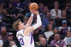 不顯山不露水！馬爾卡寧半場14中8&三分6中2砍下22分3板