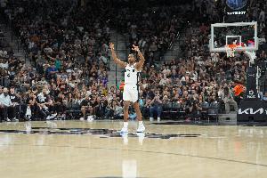 扛起大旗！?？怂惯^去三場：場均26分8助攻 命中率50/47/83%