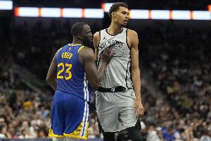 Shams：文班不知道拉傷發(fā)生在對陣勇士的哪個回合 賽后才有感覺