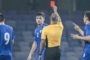 卡帥還得教！21歲胡桑諾夫填坑飛鏟吃直紅，生涯135場第2紅