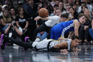 隊記：文班是在不敵勇士的比賽中受傷的 2-3周后重新評估