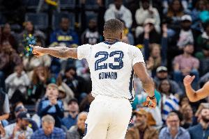 突然發(fā)力！科沃德連中三分獨(dú)得8分 率隊(duì)反超打停馬刺