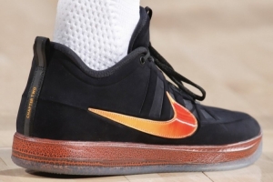 感覺沒什么設計！布克今日比賽中首穿“布克2代”簽名球鞋