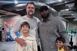 姚明苦主！詹姆斯今日賽后與爵士名宿奧庫寒暄并合影