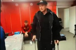 心系球隊！比利時取勝即出線，34歲德布勞內(nèi)拄雙拐現(xiàn)身球隊更衣室