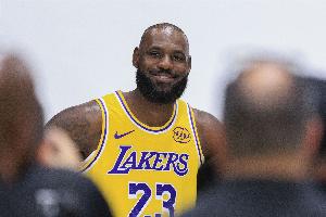 賞心悅目！老詹賽季首秀送出12助攻 傳球+投射隨隨便便打到45歲？