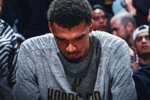 左小腿拉傷缺席數(shù)周！文班亞馬拿下MVP概率從29%暴降至5%