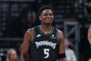 就開(kāi)始摸魚(yú)了？愛(ài)德華茲半場(chǎng)12中4拿14分 次節(jié)3中0僅靠罰球得2分