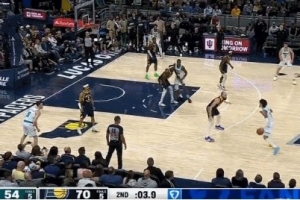 這么抽象了嗎？半場結(jié)束前最后一攻 三球突破拉桿上空籃沒中