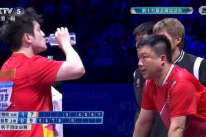 王楚欽3-9落后連得4分，樊振東叫暫停，暫?；貋?1-7拿下第二局