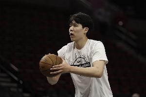 隊記談楊瀚森低位單打得分：發(fā)展聯(lián)盟的比賽確實對他有所幫助