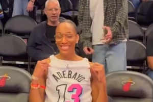 羨慕熱巴的一天！阿賈現(xiàn)場觀戰(zhàn) 前后反穿專門露出男友名字與號碼