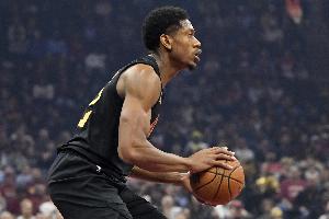 還是你穩(wěn)定！亨特半場5中4&三分4中3拿全隊最高11分 另有3板