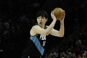 可惜啊拼勁很足！楊瀚森三分不中 隨后拼到前場板還是沒進(jìn)！