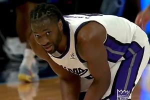 這球有點幸運！阿丘瓦反擊躲過卡魯索切球 背身隨手一扔打板命中