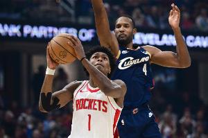 亨特：莫布里擅長拉開進攻空間 亞當(dāng)斯則在籃下 這是我看到的區(qū)別