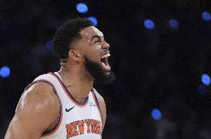 平地起驚雷！唐斯接布倫森分球中路突擊 騰空暴起單臂劈扣