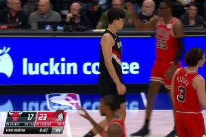 來了來了！楊瀚森早早等在場邊 等了足足2分多鐘 終于上場！