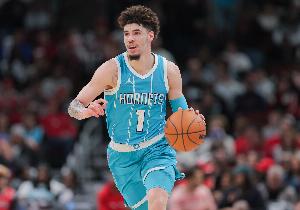 美記報(bào)道自己對球隊(duì)不滿愿意離隊(duì)！三球更推回應(yīng)：