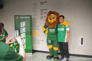 北京國(guó)安主場(chǎng)比賽后，俱樂(lè)部邀請(qǐng)部分獲選球迷家庭與隊(duì)員合影留念