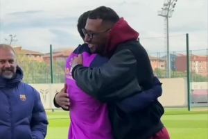 巴薩社媒曬博阿滕造訪訓練基地視頻，與老隊友萊萬擁抱