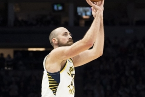 一馬平川！米切爾發(fā)球被斷 赫夫反擊起飛滑翔背扣