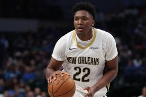 不愧是鄧肯看好的！“黑基奇”奎因表現(xiàn)全能拿下20分11助7板2斷！