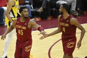 內(nèi)外搭檔！半場米切爾&小莫布里分別拿到12分5板2助！