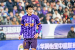 記者：賽后問(wèn)謝維軍怎么中途下場(chǎng)，他指著肋骨說(shuō)了句“裂了”