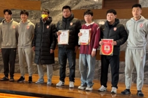 亞泰為賽季客場(chǎng)全勤球迷頒發(fā)紀(jì)念證書，譚龍、玄智健等球員頒獎(jiǎng)